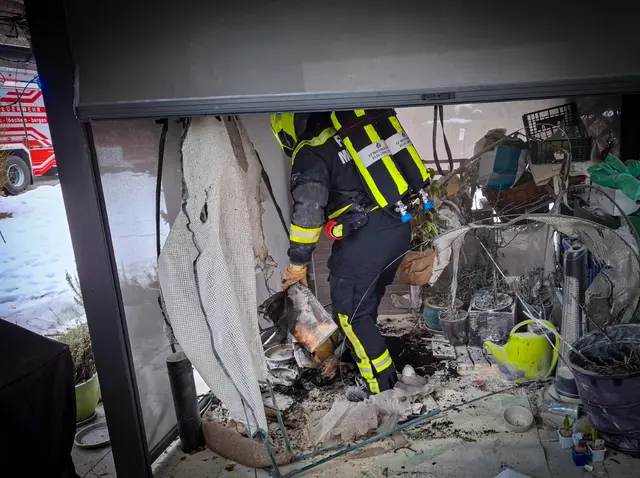 Die Feuerwehrleute agierten unter schwerem Atemschutz und brachten angebranntes Gut ins Freie. | Foto: FF Mooskirchen