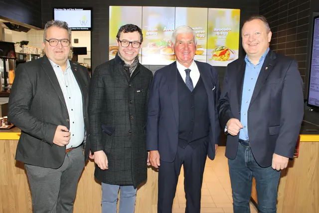 Bgm Karl-Josef Schubert, Michael Heinritzi, Franchisenehmer und Gastgeber. Pfarrer Ioan Budulai, NR Klaus Mair