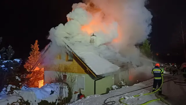 Ein Wohnhaus in Gröbming, Bezirk Liezen, stand in der Nacht auf Dienstag in Vollbrand. | Foto: BFVLI/Schlüßlmayr