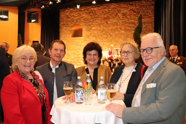 Die Vertreter des Schärdinger Kriegsopfer und Behindertenverbands (KOBV) wurden für ihre 30-jährige Tätigkeit geehrt. | Foto: Ebner/MeinBezirk, Stadtgemeinde