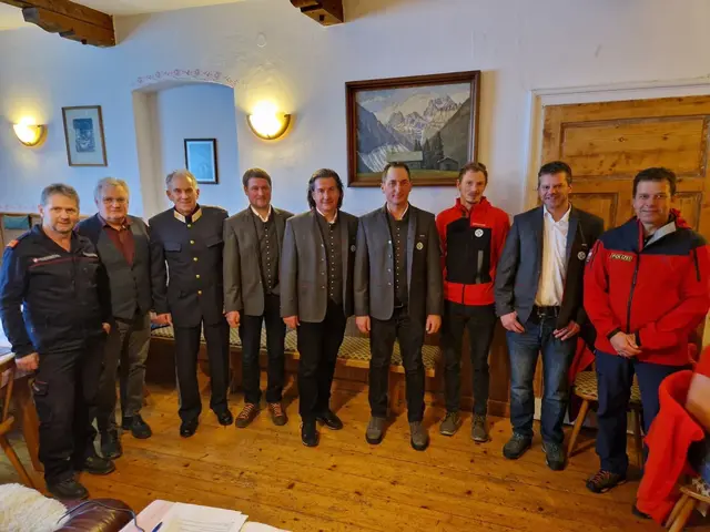 Das Team der Bergrettung Lesachtal mit Bgm. Windbichler und Gemeinderäten | Foto: Kärntner Volkspartei - Team Lesachtal