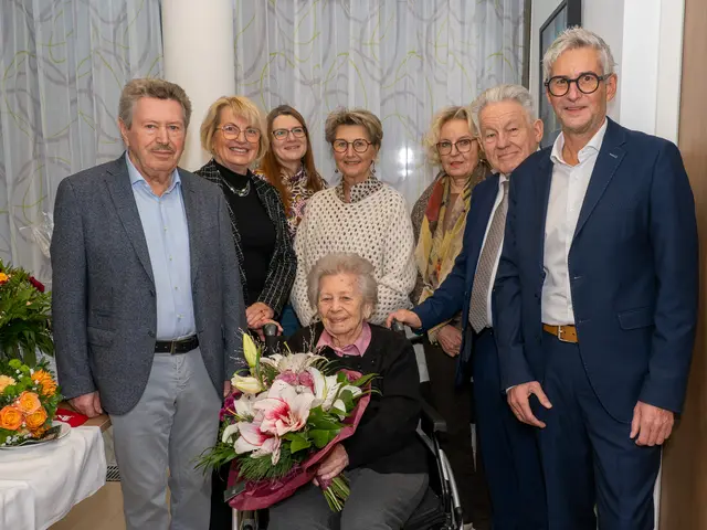 v.l.: Sohn der Jubilarin, Bgm. Maria Pachner, die Großnichte der Jubilarin, die Jubilarin, Heidi Nußbichler und Annemarie Mayr vom Seniorenbund Grieskirchen, Landesobmann LH a.D. Dr. Josef Pühringer, Bgm. Markus Brandlmayr. | Foto: OÖ Seniorenbund