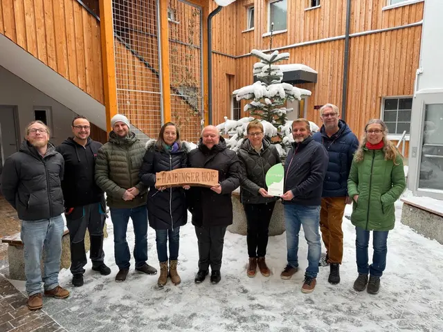 Haidingerhof in St. Georgen am Walde mit Green Care-Hoftafel ausgezeichnet – bei der Verleihung freuten sich (v.l.) Philipp Prandstätter (Bereichsleitung Agora), Ronald Mitterlehner (Leitung Spots Linden), Michael Elmecker (Hausleitung Haidingerhof, Geschäftsfeldleiter Arbeit), Martha Haidinger, Gründungsmitglied Bgm. Heinrich Haider, Landwirtschaftskammer-Vizepräsidentin Rosemarie Ferstl, Andreas Lef (Geschäftsführer), Martin Purner (Geschäftsfeldleitung Wohnen), Heidi Reisner-Reiwöger (LK-Projektverantwortliche Green Care). | Foto: LK OÖ/Heidi Reisner-Reiwöger