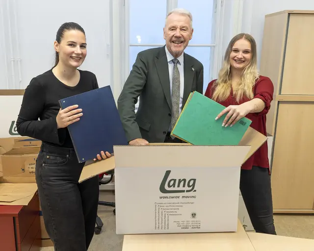Erblina Murseli (links) und Bianca Krispl mit Bürgermeister Klaus Schneeberger (ÖVP, Mitte). | Foto: Stadt Wiener Neustadt/Weller