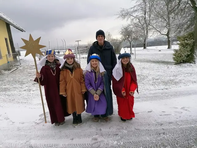 Chorleiter und Organist Josef Schmidauer mit einer der jungen Sternsingergruppen.  | Foto: Jungschar