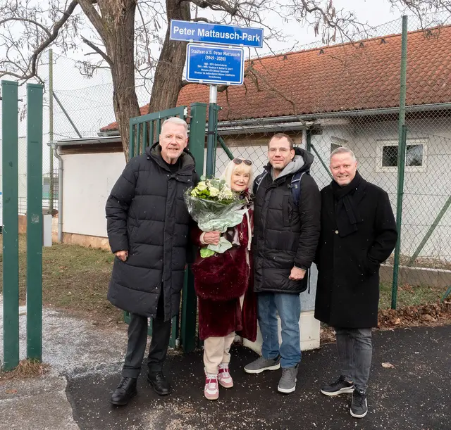 Bürgermeister Klaus Schneeberger, Renate und Oliver Mattausch sowie Zweiter Vizebürgermeister LAbg. Rainer Spenger. | Foto: Stadt WRN