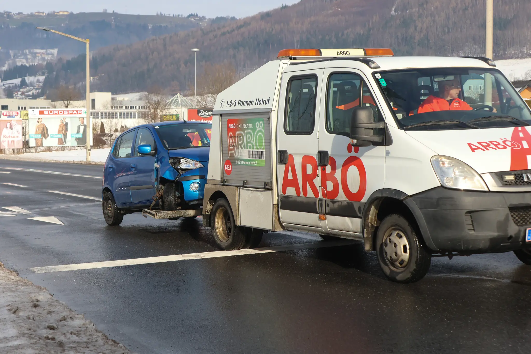 Feuerwehren im Einsatz auf der B138: Auto bei Micheldorf von Straße ...
