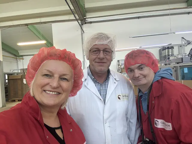 Betriebsbesuchs-Selfie: Heike Tröstner, Stojan Olstrak und Michael Strini | Foto: MeinBezirk Oberwart