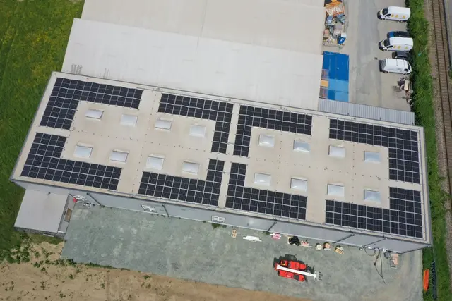 Eine neue Photovoltaikanlage wurde am Dach installiert. | Foto: Carbox Packaging