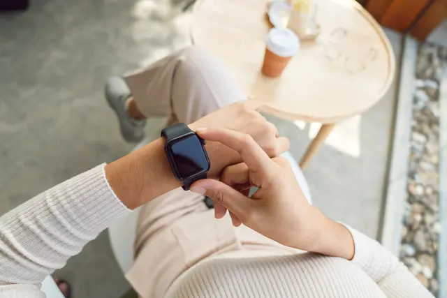 Eine 22 Jahre alte Frau bot eine Smartwatch auf einer Verkaufsplattform im Internet an. (Symbolfoto) | Foto: stock.adobe.com/at/blackzheep
