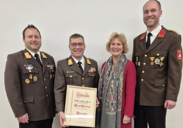 Ein emotionaler Moment war die Ernennung von Abschnittsfeuerwehrkommandant Brandrat Gerald Unterberger zum Ehrenmitglied. | Foto: Feuerwehr Eggenburg