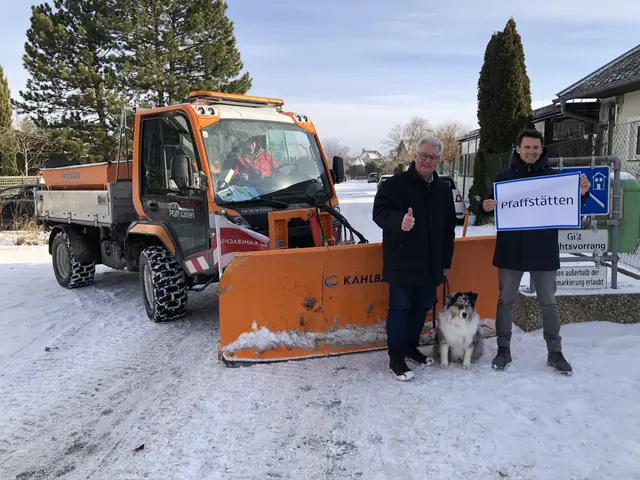 Das Team des Bauhofs ist bei winterlichen Verhältnissen rund um die Uhr im Einsatz, um die Verkehrssicherheit auf den Straßen von Pfaffstätten zu gewährleisten. Im Vordergrund Bgm Christoph Kainz und Umwelt GR Matthias Schützl. | Foto: Hermann Fuhrmann