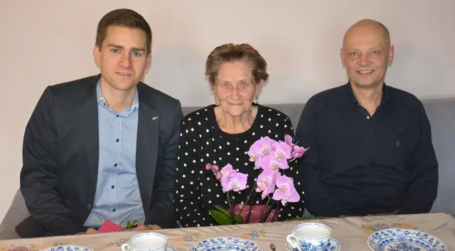 Alexander Leutgeb gratulierte Franziska Heiderer. Mit im Bild ist ihr Sohn Gerhard Heiderer (v.l.). | Foto: Stadtgemeinde Zwettl