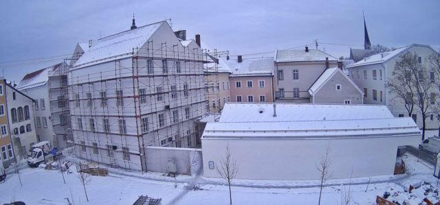 Blick der Baustellenkamera auf die laufenden Umbauarbeiten am Hitler-Geburtshaus in der Salzburger Vorstadt. | Foto: Sebastian Sieberer/Archaeo Perspectives
