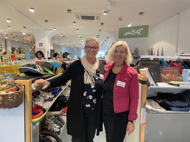 Christine Waidbacher und Christine Schell aus der Leitung vom Together Point schwärmen von dem tollen Miteinander am Spittaler Standort, der sich am Hauptplatz 7 befindet. Dort können Lebensmittel, Bücher, Kleidung, Kinderspiele und vieles mehr von jedem - ohne Ausnahmen - abgeholt werden. | Foto: MeinBezirk