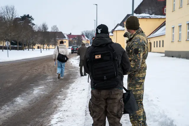 „Willkommen beim Bundesheer“: Ein Rekrut erhält am Fliegerhorst Vogler eine kurze Wegweisung. | Foto: Bundesheer/Leisch
