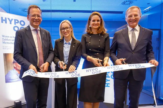Eröffnung am Bindermichl: Hypo-OÖ-Vorstandsvorsitzender Klaus Kumpfmüller, Filialleiterin Sandra Böck, Filialvertriebs-Leiterin Marietta Kratochwill und
Landeshauptmann Thomas Stelzer (v. l. n. r.)  | Foto: Hypo OÖ/Wakolbinger