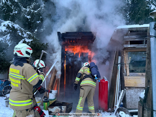 In Straßwalchen brannte eine Holzhütte nieder. | Foto: VI Jakob Hohmann/Freiwillige Feuerwehr Straßwalchen