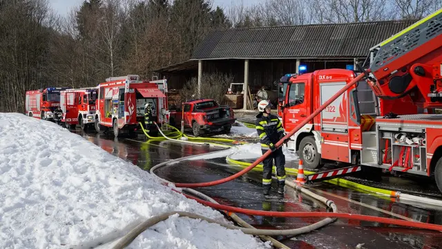 Insgesamt 104 Mitglieder von 15 Feuerwehren sind mit 21 Fahrzeugen für die Löscharbeiten an der Einsatzstelle gewesen.  | Foto: BFVFB/C. Karner