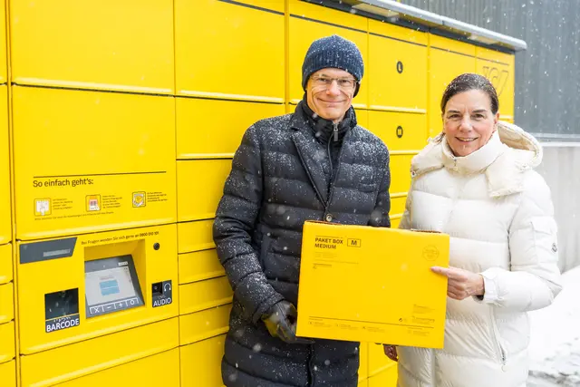 Walter Oblin, Generaldirektor der Österreichische Post AG, mit Christiane Wenckheim, Aufsichtsratsvorsitzende der Ottakringer Getränke AG sowie Aufsichtsratsmitglied der Österreichischen Post AG, bei der winterlichen Eröffnung der neuen Poststation vor der Ottakringer Brauerei. | Foto: Österreichische Post AG