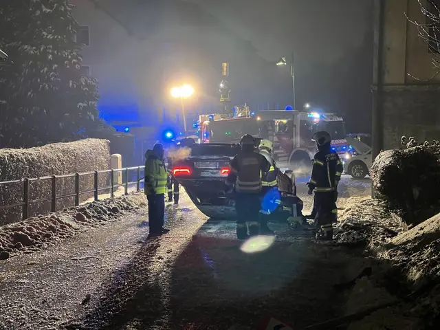 Das Auto überschlug sich und kam auf dem Dach zum Liegen. | Foto: FF Ort