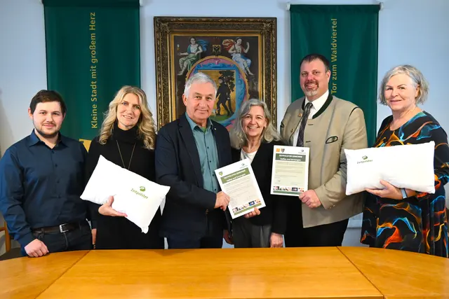 Vizebürgermeister Christoph Lechner (Jaidhof), Elisabeth Wiesmüller (Zeitpolster), Bürgermeister Franz Aschauer (Jaidhof), Ingrid Kocian-Kern (Zeitpolster), Bürgermeister Ing. Franz Holzer (Gföhl) und Shurga Schrammel (Zeitpolster) | Foto: Stadtgemeinde Gföhl