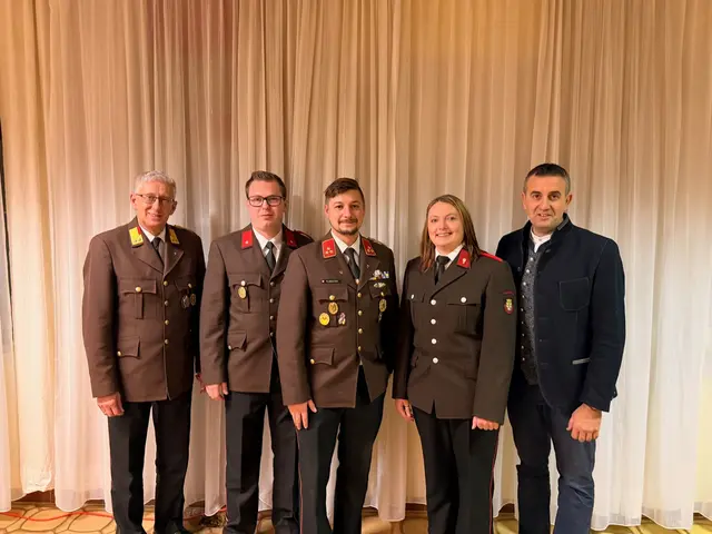 UA Kommandant Karl Lechner, Leiter des Verwaltungsdienstes Markus Bandion, Kommandant Daniel Rubisoier, Kommandant-Stellvertreterin Sabrina Doppler, Bürgermeister Thomas Kraushofer. | Foto: FF Karlstetten