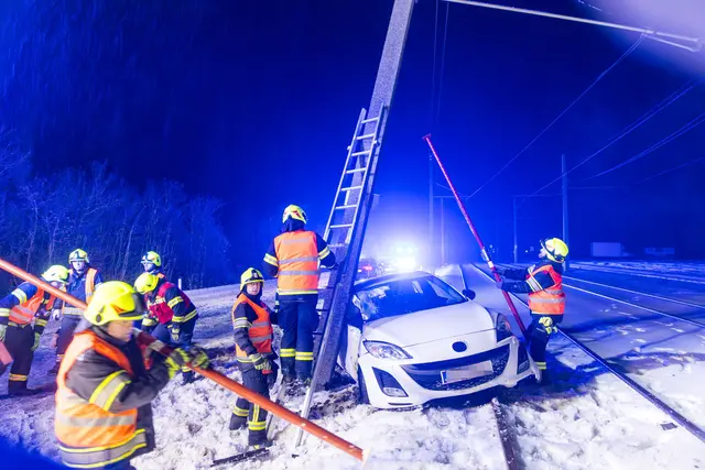 Am späten Abend kam es zu Eisregen, wodurch der Autolenker auf der Straße ins Schleudern kam.  | Foto: Hermann Kollinger