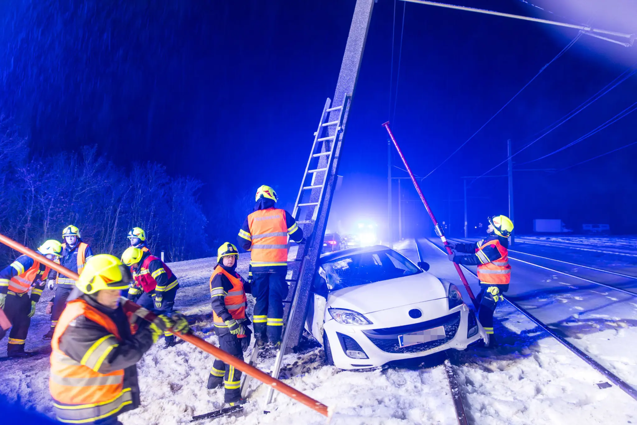 Lilo disabled: Car crashed into power pole on icy road - | Grieskirchen & ...
