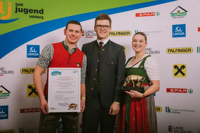 Die Leitung der Landjugend Seekirchen präsentiert stolz den Salzburger Landjugend Stier. V.l.n.r.: Gruppenleiter Tobias Winklhofer, Landesrat Maximilian Aigner, Gruppenleiterin Katharina Pernetstätter | Foto: derPlotti | Matthäus Schröcker, Sead Dedic