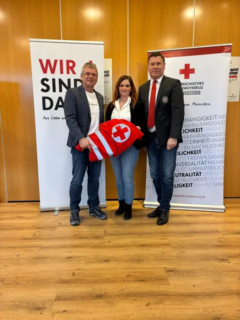 Herbert Markler übergibt an Daniela Renker – im Bild mit Rotkreuz-Bezirksstellenleiter Bezirkshauptmann Gerald Kronberger (re.). | Foto: RK/LV OÖ