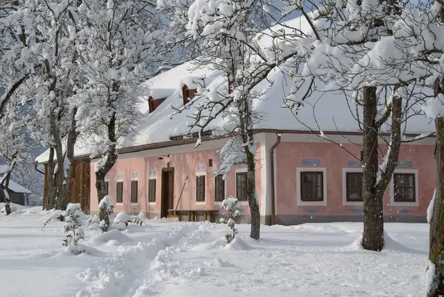 Das winterlich verschneite Hoisn Haus in Molln | Foto: Hoisn Haus/Privat