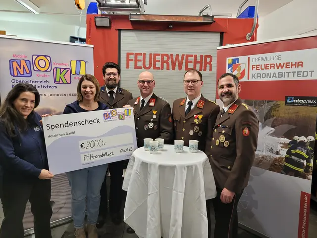 Vertreter der Feuerwehr Kronabittedt übergaben einen Scheck mit einem Wert von 2.000 Euro an die MOKI OÖ. | Foto: FF Kronabittedt/Rosemarie Kaiser