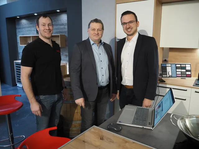 Andreas und Manfred Schöller mit dem DAN Küchen Vertreter. | Foto: Günther Winkler