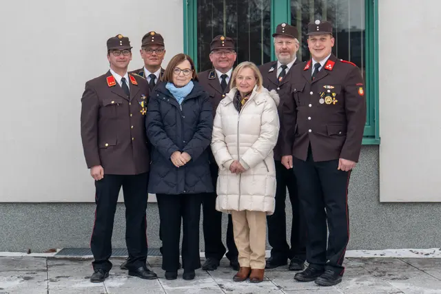 Das gewählte Kommando der FF Pehendorf mit Bürgermeister Josef Wagner und den zwei Feuerwehrpatinnen: Daniel Bretterbauer, Günther Huber, Elfriede Wallner, Josef Wagner, Paula Friedl, Jürgen Hammerl und Richard Groiß (v.l.). | Foto: Werner Gundacker