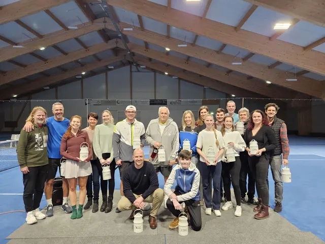 Die Siegerinnen und Sieger des heurigen Tennis-Winterdoppel des TC Friedbergs. | Foto: zVg