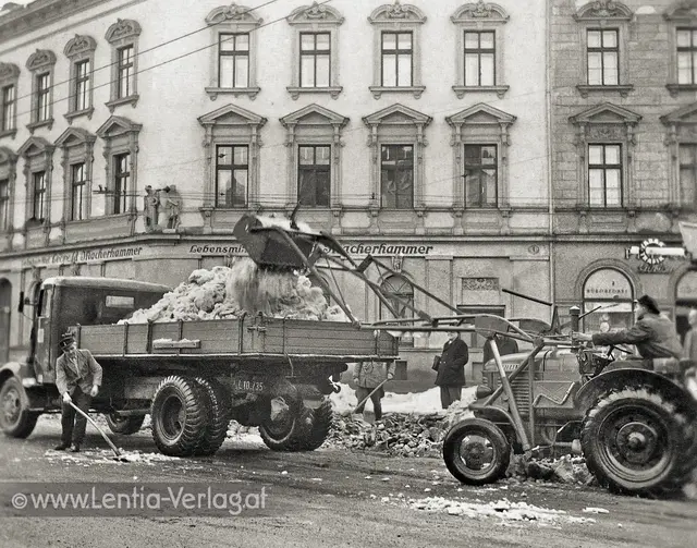 Spezielle Fahrzeuge gab es zu dieser Zeit noch nicht – Ein Frontlader kam bei der Schneeräumung zum Einsatz. | Foto: Lentia-Verlag