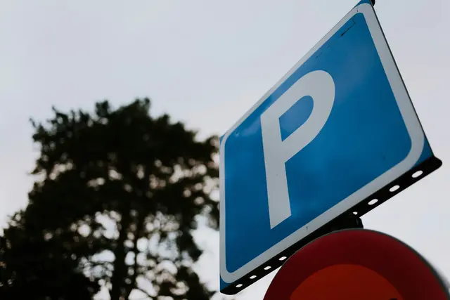 In einer Währinger Parkgarage wurden zahlreiche Autoscheiben eingeschlagen. (Symbolbild) | Foto: Stockholm Paris Studio/Unsplash