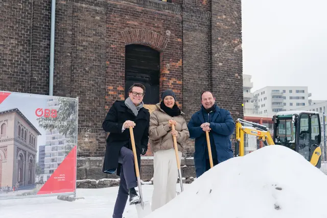 Jürgen Czernohorszky (SPÖ), Silvia Angelo und Alexander Nikolai (SPÖ) vor dem noch leerstehendem Wasserturm.  | Foto: ÖBB/Lukas Leonte