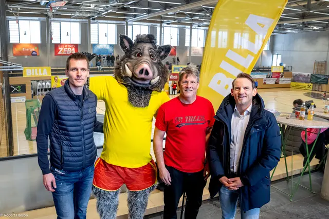Roman Tullis (BILLA Partnership Management), Maskottchen Ferdl, Stephan Böhm (Obmann FC Tulln) und Stefan Weinlich (BILLA Vertriebsdirektor) freuen sich über das Turnier, das BILLA erstmals als Hauptsponsor unterstützte. | Foto: BILLA / Robert Harson