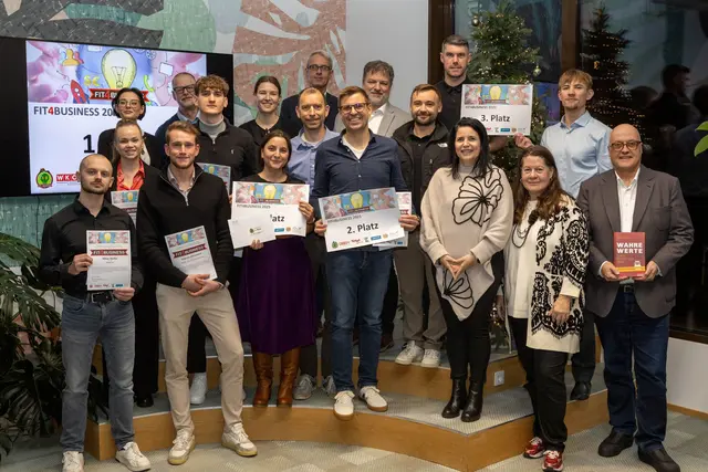 Die ausgezeichneten Gründer:innen von Fit4Business 2025 bei der Siegerehrung mit dem Organisationsteam und der Jury im Innovationsraum Kufstein. | Foto: FH Kufstein Tirol