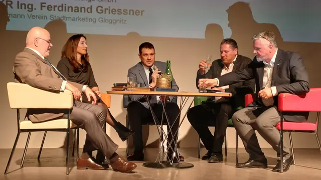 Podiumsrunde beim Neujahrsempfang Gloggnitz. In der Mitte: Bürgermeister René Blum. | Foto: soko.at