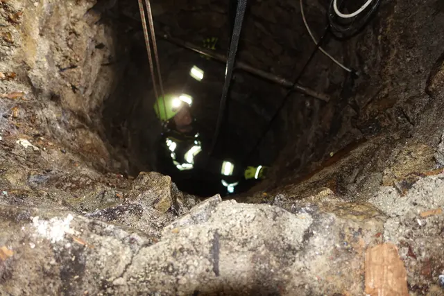 Ein Mitglied der Höhenrettungsgruppe der FF Waidhofen/Thaya wurde in den Brunnen abgeseilt. | Foto: I. Schmid