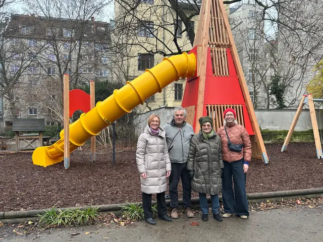 Bezirksvorsteherin Lea Halbwidl (l., SPÖ) traf sich mit dem Gartenverein "Planquadrat", um auf die neue Rutsche anzustoßen. | Foto: BV 4