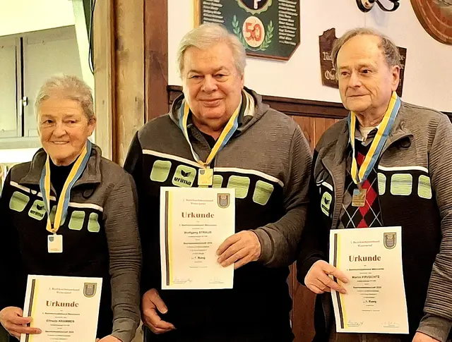 Die siegreichen Senioren über 70: Krammer, Straub und Kruschitz. | Foto: Klosterneuburger Schützenverein