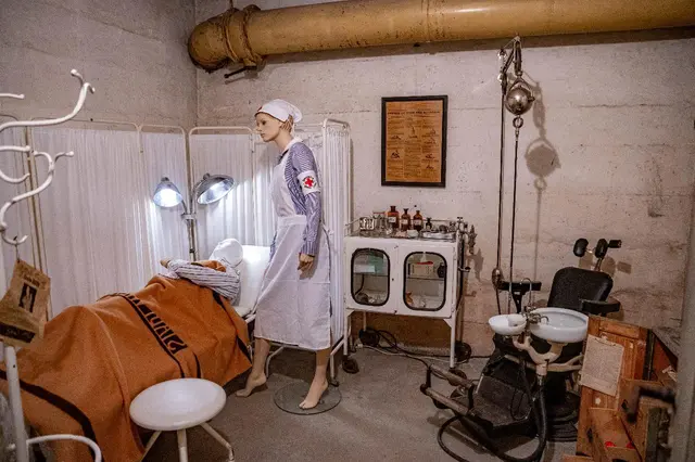 Vor Ort kann das Leben im Bunker während der Kriegszeit begutachtet werden.  | Foto: Lukas Arnold