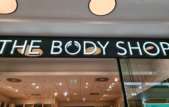 Wie es mit den Filialen und den Beschäftigten weitergeht, ist derzeit unklar. (Archiv) | Foto: APA-Images / ChromOrange / MPfoto71