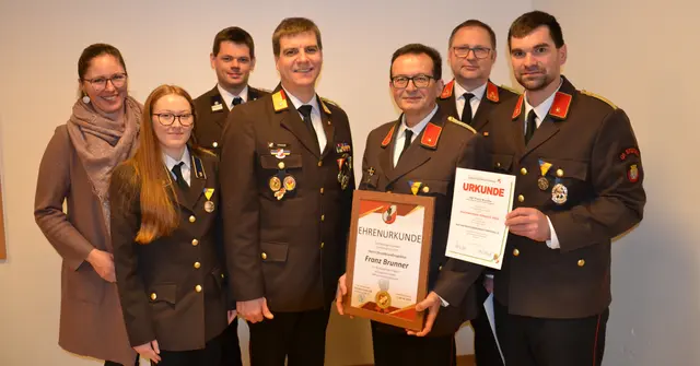 Bgm. Gabriele Kernstock, Jasmin Stöger, Elias Zeiner, Christian Frank, Franz Brunner, Andreas Kaindl und Stefan Jungwirth. | Foto: Feuerwehr Groß Burgstall