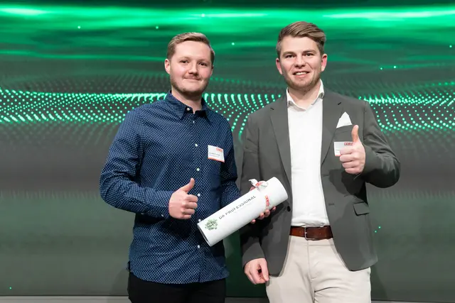 Benedikt Eckinger mit Philipp Heißbauer, Teamleiter Lehrlingsausbildung bei Fill in Gurten. | Foto: flickr