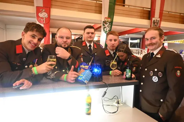 Wer eine kurze Pause vom Tanzen benötigte, fand an der Wein- und Sektbar erlesene Tropfen. | Foto: FF Leoben-Stadt